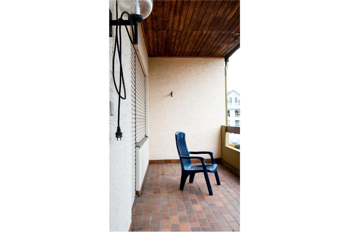 Ein Mannheimer fotografiert verlassene Elternhäuser Wenn er dieses Bild betrachtet, sieht Jörg Egerer den Vater auf seinem Balkonstuhl sitzen. Die Lampe, die ihm leuchtete, braucht keinen Strom mehr.