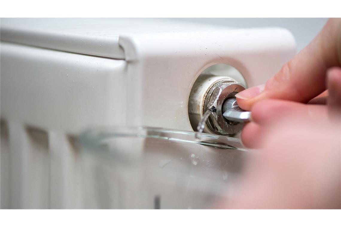 Vor dem Heizen: Erst Entlüften und Druck prüfen Wenn es gluckert oder die Heizkörper nicht gleichmäßig warm werden, sollte man sie entlüften. Dazu das Ventil mit einem Vierkantschlüssel aufdrehen und so lange offen lassen, bis die Luft entwichen ist.