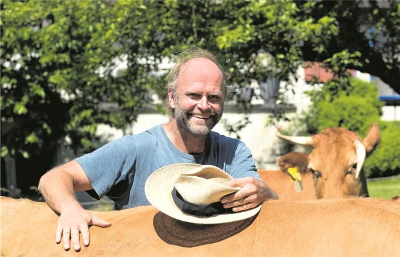 Wenn es heiß ist, hat David Burkhardt seinen Sonnenhut dabei, die Limburger Rinder verziehen sich dann meist in den Wald. Foto: J. Fiedler