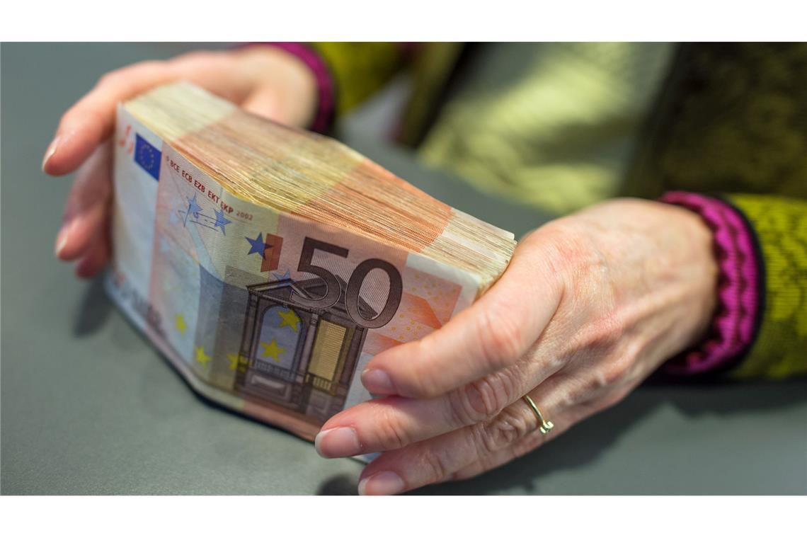 Wenn es in kleinen Firmen finanziell eng wird, verzichten die Inhaber häufig auf ihr eigenes Gehalt, anstatt einen Kredit aufzunehmen.