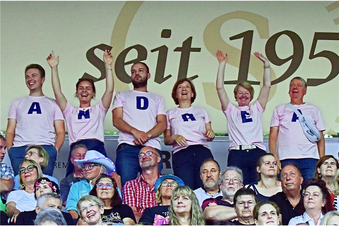 Wenn es um ihre Outfits geht, lassen sich die Fans einiges einfallen – von T-Shi...