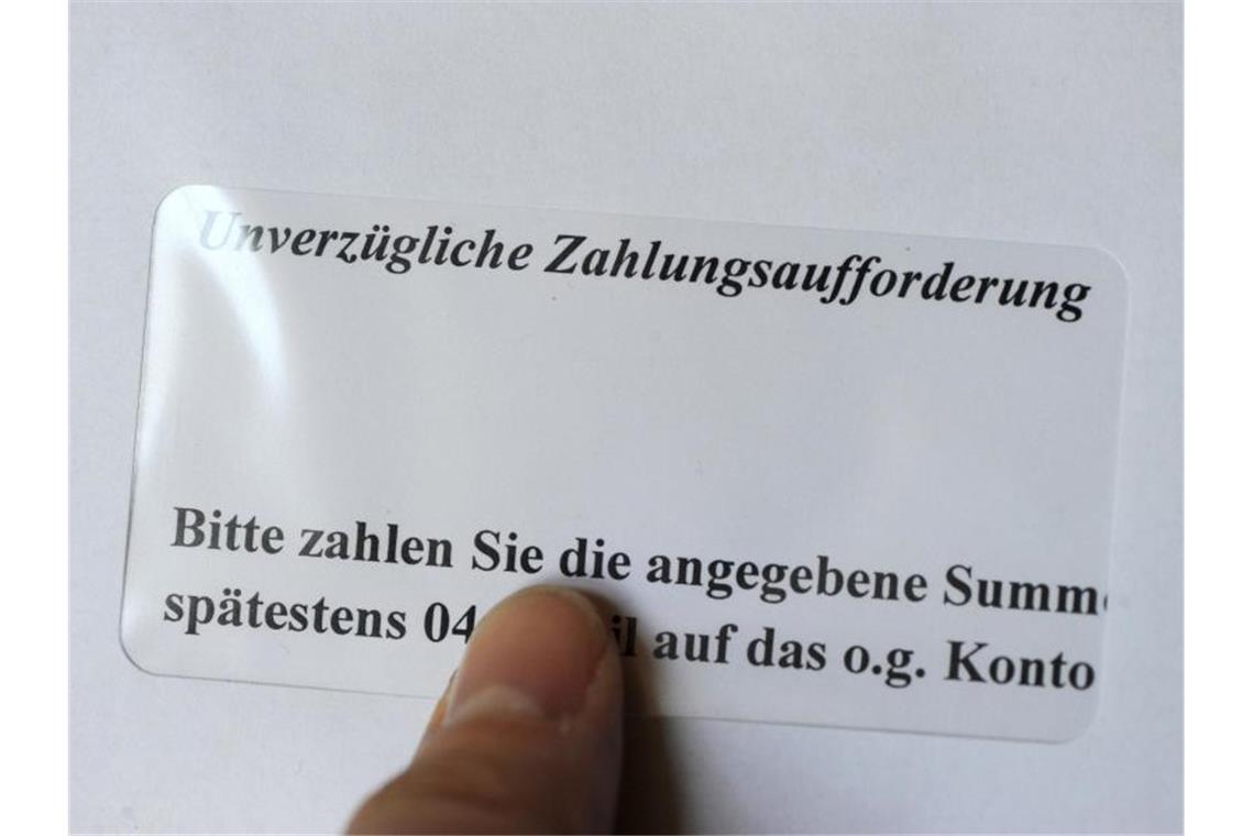 Wenn Gläubiger zur Eintreibung ausstehender Beträge sowohl einen Inkassodienst als auch einen Rechtsanwalt beauftragen, sollen sie künftig nur noch die Kosten für einen von beiden in Rechnung stellen dürfen. Foto: Jens Kalaene/dpa-Zentralbild/dpa