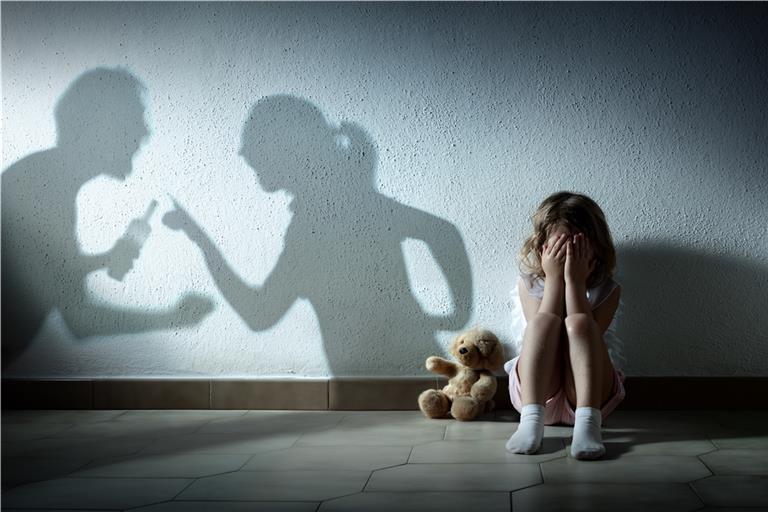 Wenn hochstrittige Eltern nach einer Trennung ihr Kind in Loyalitätskonflikte bringen, ist das eine Form von psychischer Gewalt. Genauso kommen Kinder in große Not, wenn sie häusliche Gewalt miterleben müssen. Foto: Adobe Stock/Romolo Tavani