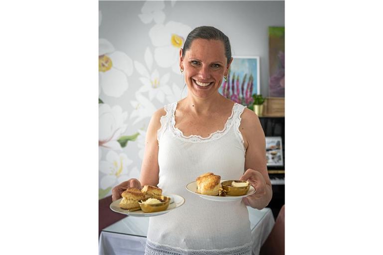 Wenn ihre Kunden sehen, dass sie Scones mit Clotted Cream bekommen, „freuen sie sich mega“, sagt Cara Thompson Barthels. „Die gibt es in Deutschland nicht so oft.“