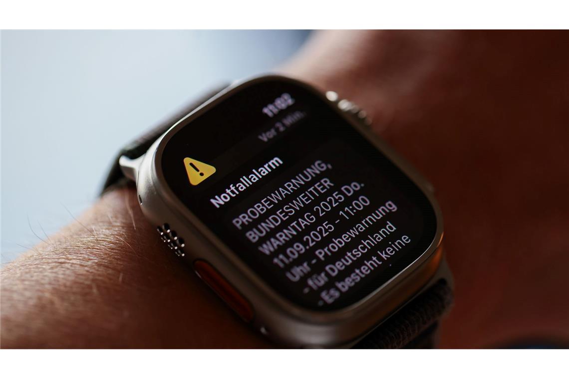 Wenn jemand eine WarnApp installiert hat, bekommt er per Mobilfunk gleich zweimal einen Hinweis auf den Probealarm - per Cell Broadcast und über die App.