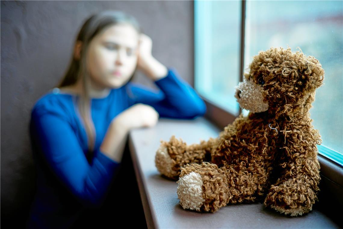 Wenn Kinder ein extrem introvertiertes Verhalten mit Rückzug, Ängsten und depressiver Verstimmung zeigen, so kann auch das ein Anzeichen von Kindeswohlgefährdung sein. Symbolfoto: Adobe Stock/Nichizhenova Elena