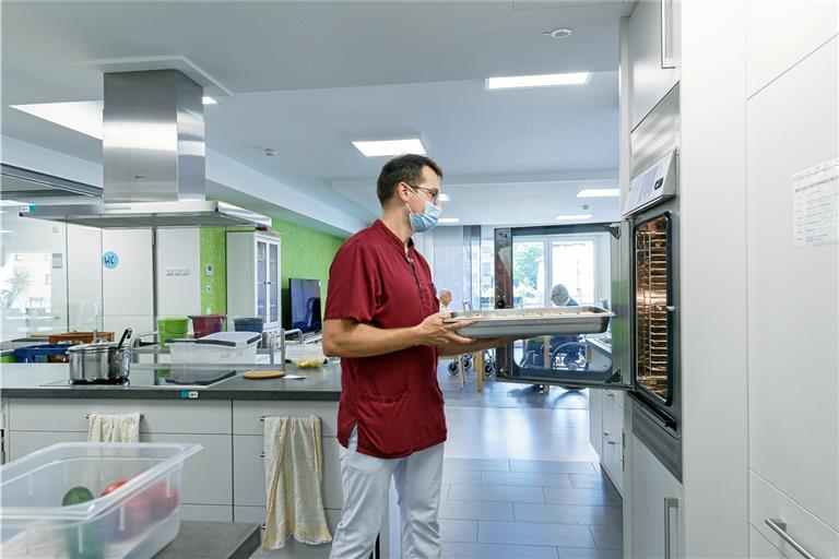 Wenn Markus Weiser das Essen vorbereitet, sind die Bewohner im Aufenthaltsbereich in Sichtweite. Die offene Küche gibt ihnen die Möglichkeit, beim Kochen zuzuschauen und vielleicht sogar mitzuhelfen.Foto: J. Fiedler