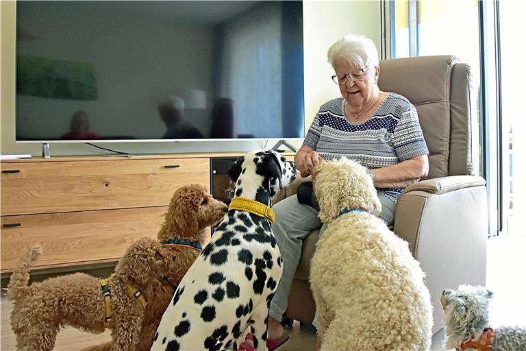 Wenn Monika Schumann-Ziesel die Hunde von Hundetherapeutin Dorothee Munz verwöhnen darf, sind alle Sorgen fern. Foto: Tobias Sellmaier