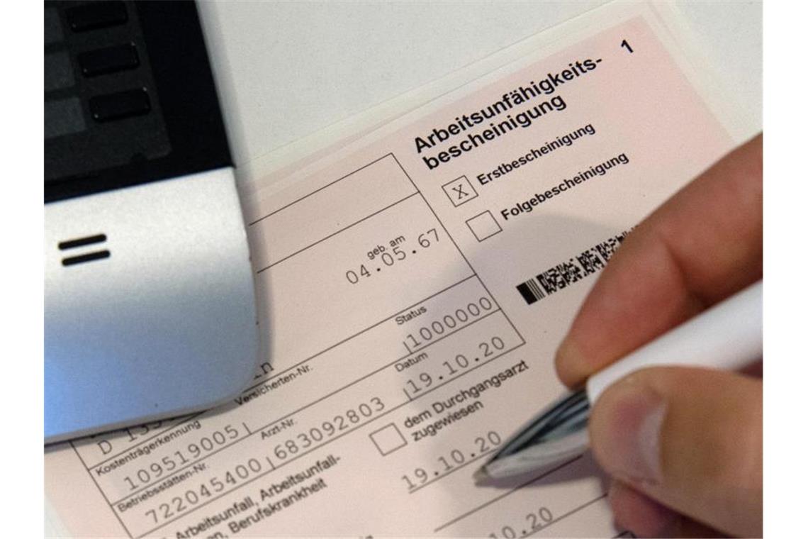 Wenn Pflegekräfte sich krank melden, dann oft wegen Corona. Foto: Paul Zinken/dpa-Zentralbild/dpa/Illustration