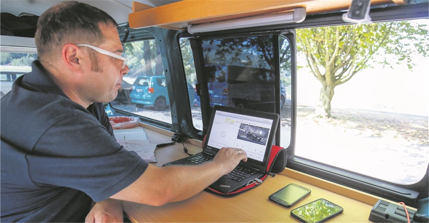 „Unser Erfolg ist, wenn wir keinen haben“ Wenn Ralph Westermayr die Zeit hat, wertet er die Daten der geblitzen Fahrzeuge gleich aus. Dieses Fahrzeug wurde „nur“ mit 37 Stundenkilometern vermerkt, also nicht geblitzt.