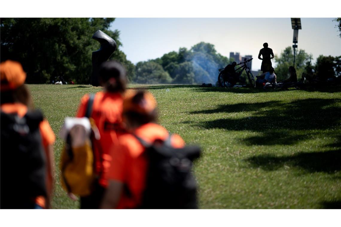 Sommer, Sonne, Sauberkeit: Unterwegs mit Grill-Diplomaten Wenn Rauch aufsteigt, wissen die Grill-Scouts: Jetzt ist ihr Rat gefragt.