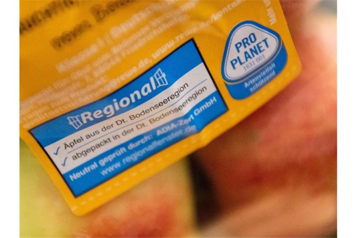Mehr Klarheit bei regionalen Lebensmitteln gefordert „Wenn regional draufsteht, dann muss auch regional drin sein“, sagt der Chef des Verbraucherzentrale Bundesverbands, Klaus Müller. Foto: Lino Mirgeler/dpa