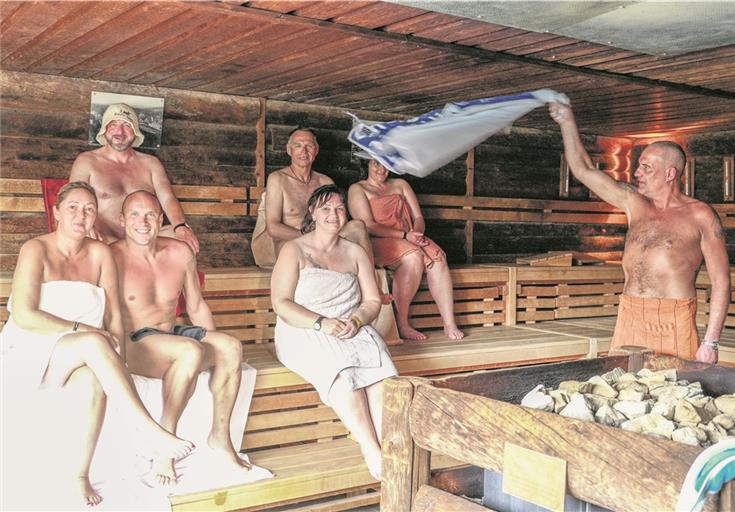 Wenn Saunameister Holger Heidemann beim Aufguss einheizt, wird es im Backnanger Wonnemar vor allem an den Wochenenden oft eng. Der Wellnessbereich soll deshalb um eine fünfte Sauna mit Panoramablick erweitert werden. Archivfoto: E. Layher