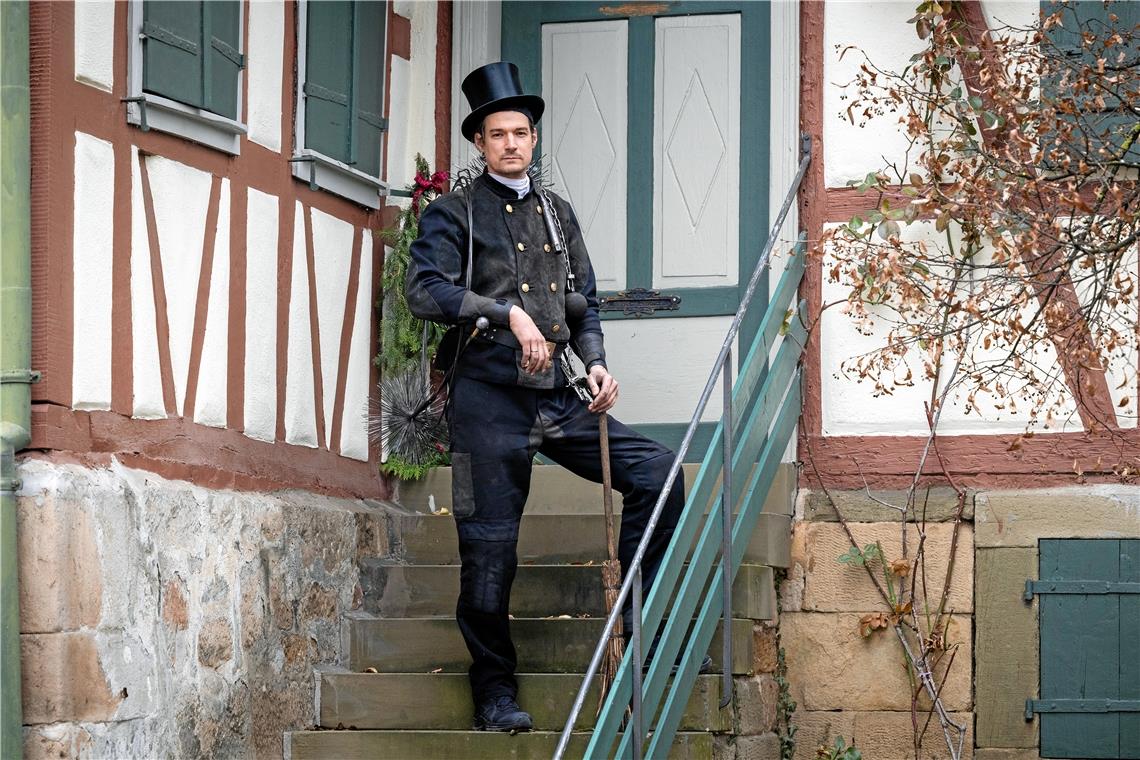 Wenn Schornsteinfeger Benjamin Wich in seiner Arbeitskleidung unterwegs ist, wird er immer wieder angesprochen. Foto: A. Becher