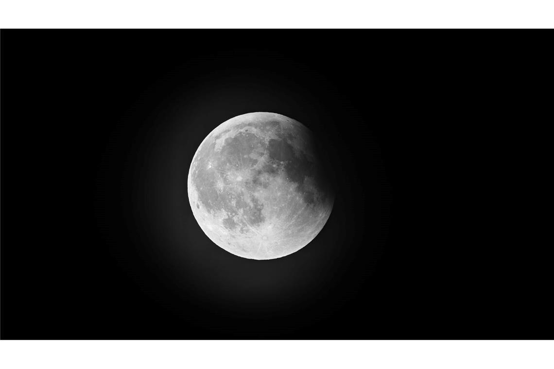 Wenn sich der Mond verdunkelt: Auch 2026 steht eine Mondfinsternis an. (Illustration)