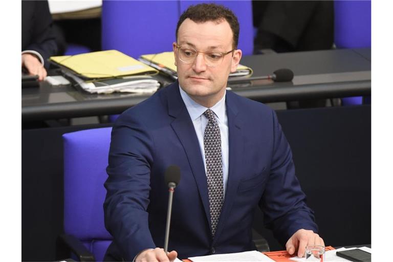 „Wenn Sie innerhalb der letzten 14 Tage in Italien, in der Schweiz oder in Österreich waren: Vermeiden Sie unnötige Kontakte und bleiben Sie zwei Wochen zu Hause“, schreibt Jens Spahn auf Twitter. Foto: Sonja Wurtscheid/dpa