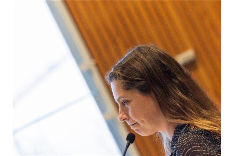 „Wenn so viele Menschen sterben, müssen wir zugeben, dass das System insgesamt versagt hat“, sagt die britische Hydrologin Hannah Cloke im U-Ausschuss zur Flutkatastrophe. Foto: Rolf Vennenbernd/dpa