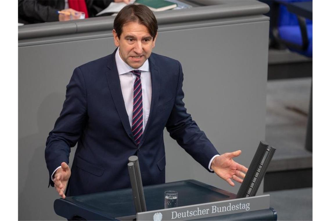 Union plant: Tanken teurer, Strom billiger, mehr für Pendler Wenn Tanken und Heizen durch einen CO2-Preis teurer werden, sollen Verbraucher anderswo entlastet werden - das schlägt Unions-Fraktionsvize Andreas Jung vor. Foto: Monika Skolimowska