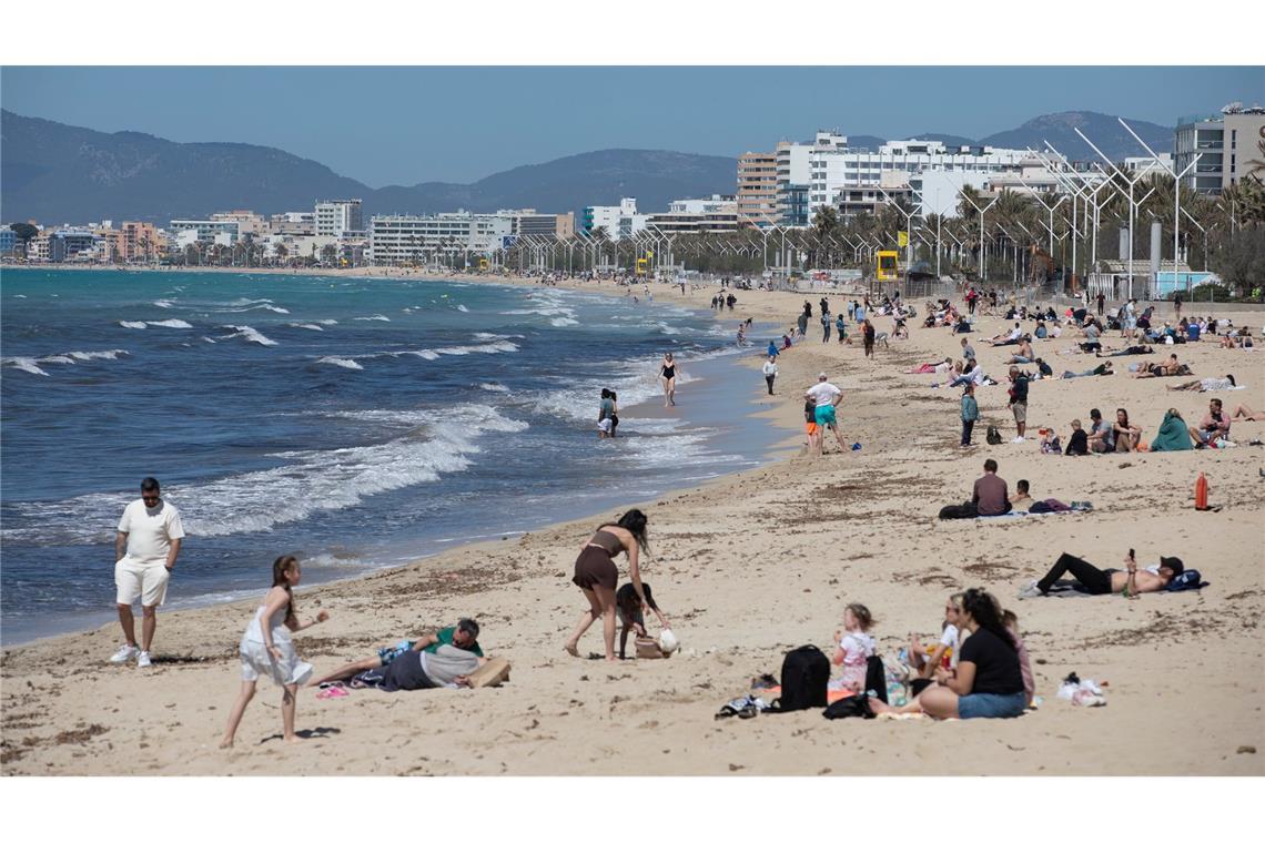 Wenn Unsicherheit wächst, bleiben viele bei Bewährtem: Ziele wie die Balearen sind im Sommer stark gefragt – wie hier Mallorca. (Archivbild)