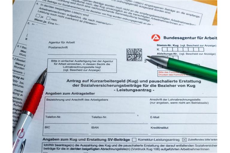 Wenn Unternehmen in Schwierigkeiten geraten und die Arbeitszeit ihrer Mitarbeiter reduzieren, springt die Bundesagentur für Arbeit ein und ersetzt einen Teil des weggefallenen Nettoeinkommens durch das Kurzarbeitergeld. Foto: Jens Büttner/dpa-Zentralbild/dpa/Symbolbild