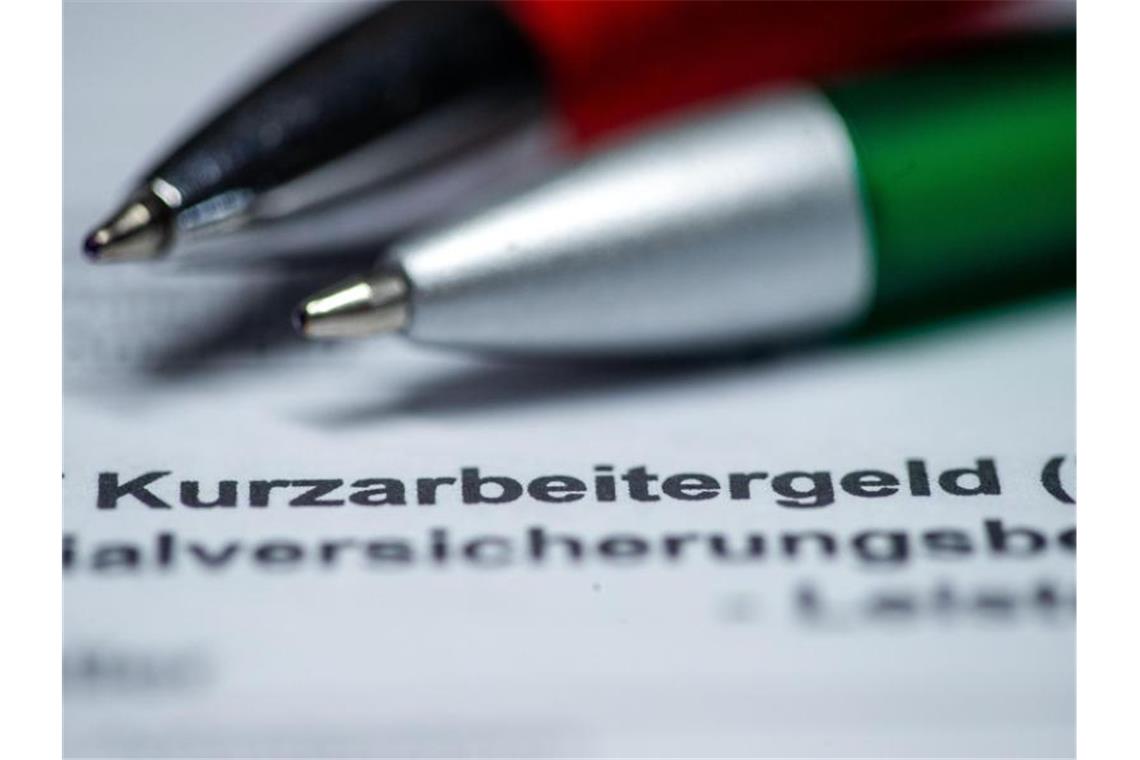 DGB fordert deutliche Anhebung des Kurzarbeitergelds Wenn Unternehmen in Schwierigkeiten geraten und die Arbeitszeit ihrer Mitarbeiter reduzieren, springt die Bundesagentur für Arbeit ein und ersetzt einen Teil des weggefallenen Nettoeinkommens. Foto: Jens Büttner/dpa-Zentralbild/dpa