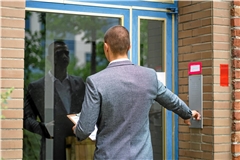 Wenn Vertreter unangekündigt an der Haustür klingeln, ist Vorsicht geboten. Die Polizei warnt vor überstürzten Vertragsabschlüssen. Symbolfoto: Adobe Stock/Andrey Popov