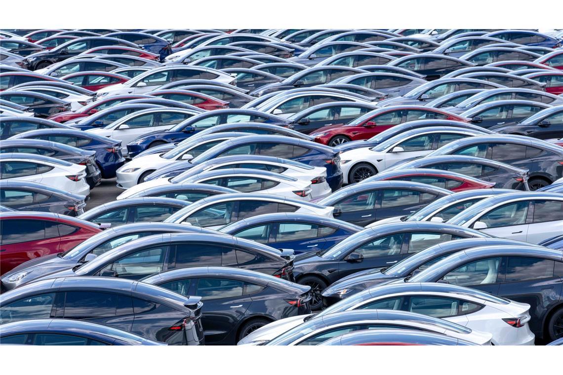 Tesla mit nächstem Gewinnrückgang trotz Verkaufsrekords Wenn viele Interessenten den Kauf vor Ablauf der Prämie vorgezogen haben, könnten im laufenden Quartal wieder mehr Teslas unverkauft bleiben. (Archivbild)