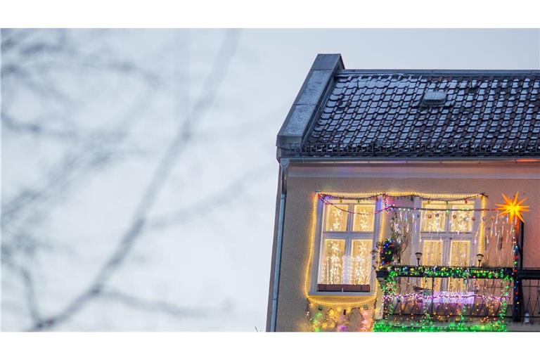 Wenn weihnachtliche Deko und Lichterketten am Balkon der Mietwohnung angebracht werden, dürfen diese Nachbarinnen und Nachbarn nicht von einem geruhsamen Schlaf abhalten.