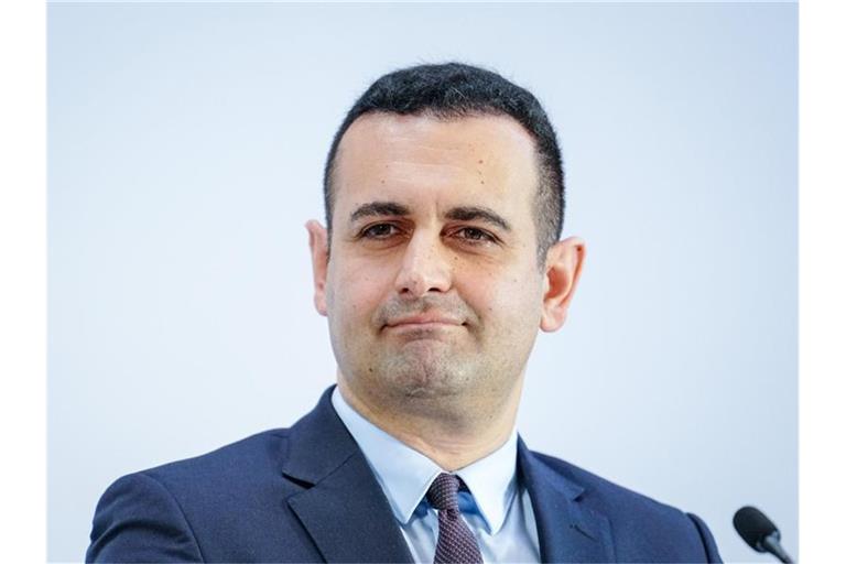 „Wenn wir uns klein machen, dann wird das immer von solchen Leuten als Zeichen der Schwäche verstanden“: Bijan Djir-SaRai. Foto: Kay Nietfeld/dpa