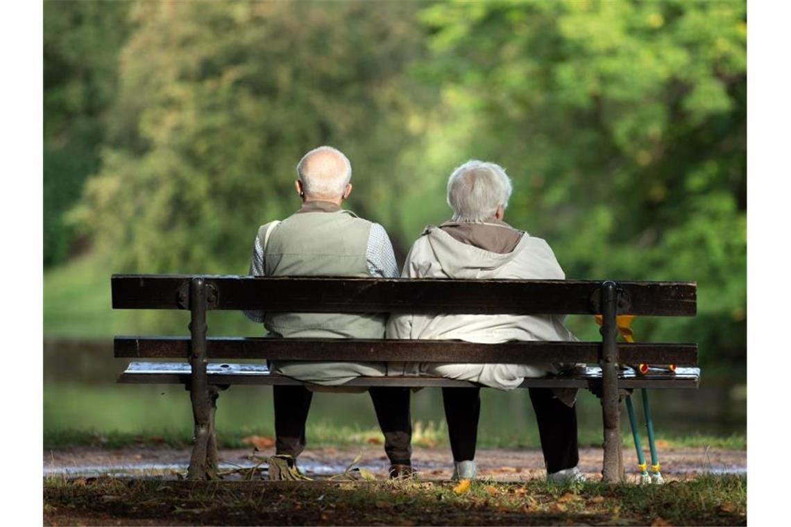 Gewonnene Lebensjahre bringen künftig kaum mehr Rentenjahre Wer 35 Versicherungsjahre hat und somit eine Rente für langjährig Versicherte erhält, kann heute mit 65,7 Jahre abschlagsfrei in Rente gehen, im Jahr 2035 mit 67. Foto: Sebastian Kahnert/dpa-Zentralbild/dpa