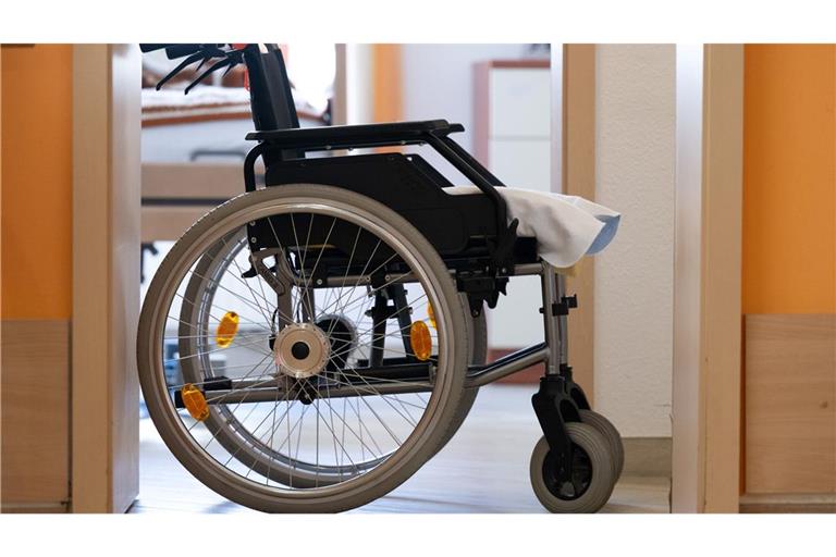 Wer alt wird, wird häufiger krank. Eine alternde Bevölkerung bedeutet für die Krankenkassen stark steigende Ausgaben. (Symbolbild)