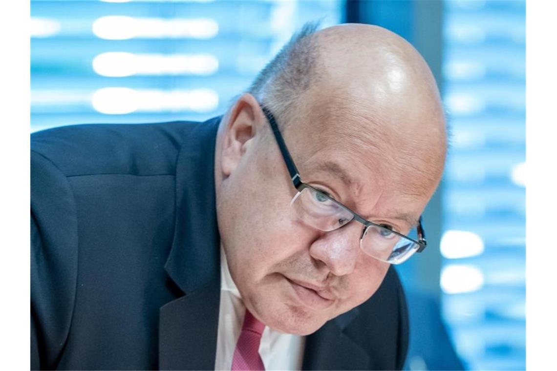 Steigende Fallzahlen: Altmaier will mit Strafen gegensteuern „Wer andere absichtlich gefährdet, muss damit rechnen, dass dies für ihn gravierende Folgen hat“, sagt Peter Altmaier. Foto: Michael Kappeler/dpa