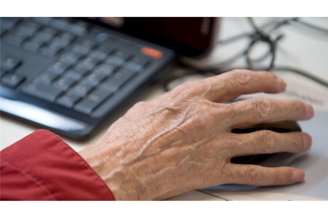 Wer auch im Alter arbeitet, soll bis zu 2.000 Euro steuerfrei verdienen können. (Symbolbild)