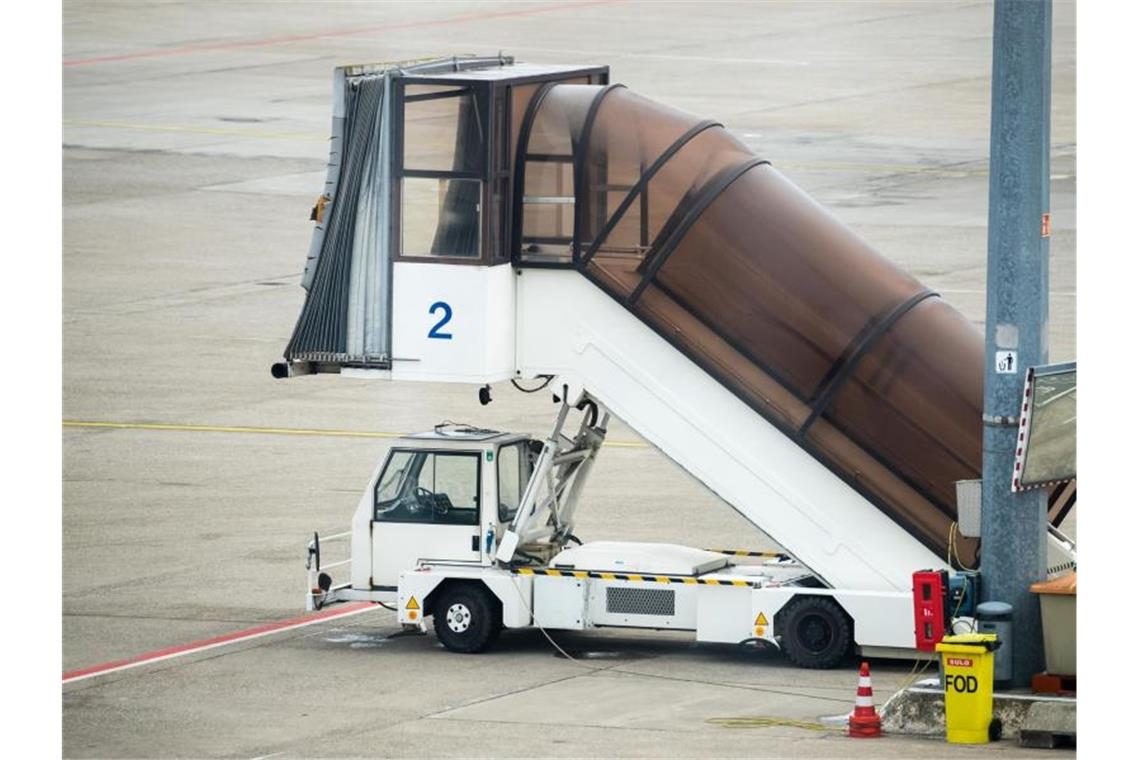 Sturz auf Fliegertreppe wird nicht automatisch entschädigt Wer auf dem Weg in oder aus einem Flugzeug auf einer Treppe stürzt, kann nach einem EuGH-Gutachten nicht automatisch auf Schmerzensgeld und andere Zahlungen hoffen. Foto: Daniel Karmann/dpa