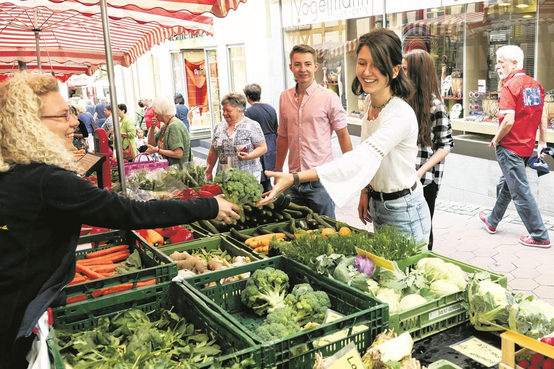 Wer auf dem Wochenmarkt einkauft, erhält nicht nur ganz frische Ware, sondern kommt auch an die frische Luft. Foto: E. Layher