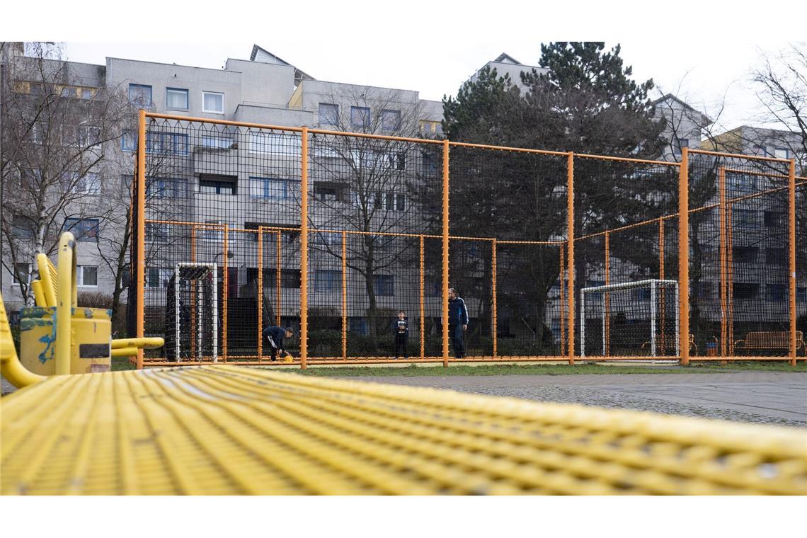 Wer auf einem Bolzplatz gekickt hat, hat etwas für das Leben gelernt. (Archivbild)