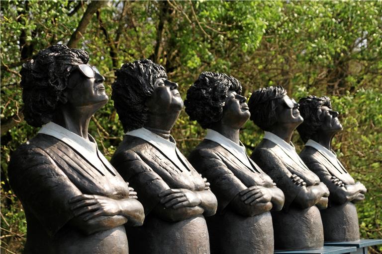 Wer aus Backnang kommt, wird sich bei dieser Skulpturenreihe an eine weitere erinnern: Wie die Backnanger „Claqueure“ stammen auch die Charakterköpfe oben von Guido Messer.