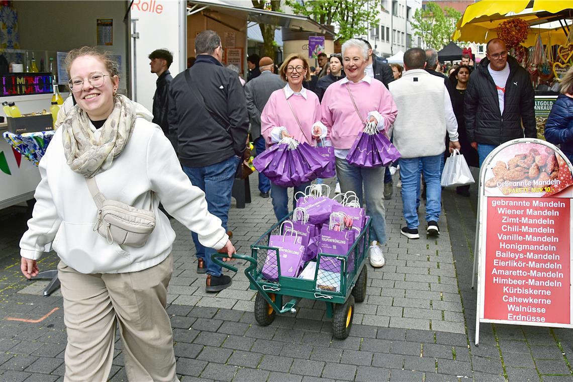 Wer bei der Eröffnung keine Tulpe abstauben konnte, kann sich später bei den Tul...