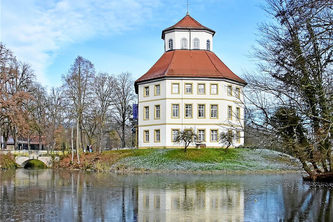 Wer darf künftig auf dem Chefsessel im Wasserschloss Platz nehmen? Das entscheidet sich bei der Bürgermeisterwahl am Sonntag. Foto: Tobias Sellmaier