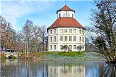 Wer darf künftig auf dem Chefsessel im Wasserschloss Platz nehmen? Das entscheidet sich bei der Bürgermeisterwahl am Sonntag. Foto: Tobias Sellmaier