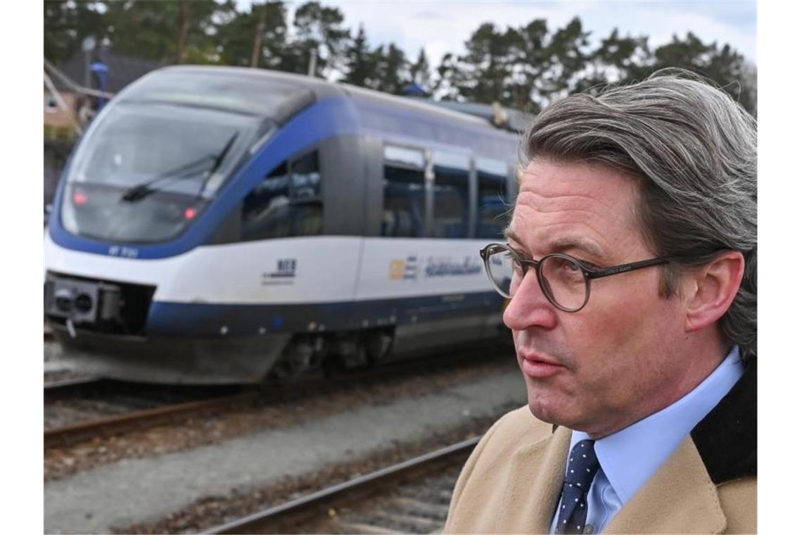 Scheuer will Steuerbonus für klimafreundliches Verhalten Wer das Klima liebt, fährt Schiene: Bislang war Andreas Scheuer nicht für seine Klimabemühungen bekannt - das will der CSU-Minister jetzt offenbar ändern. Foto: Patrick Pleul/dpa-Zentralbild/dpa