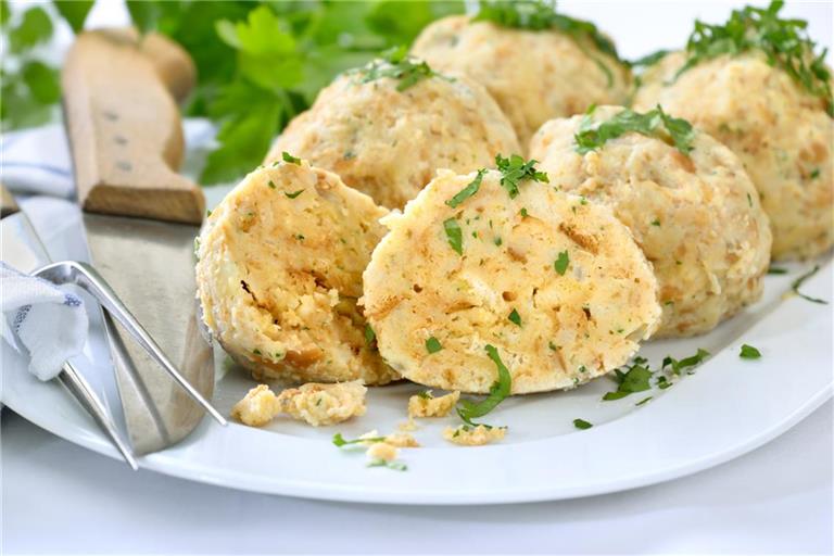 Wer den Kochstress beim Feiertagsessen reduzieren möchte, bereitet vor. Wie Semmelknödel vorbereitet werden können, erfahren Sie hier.
