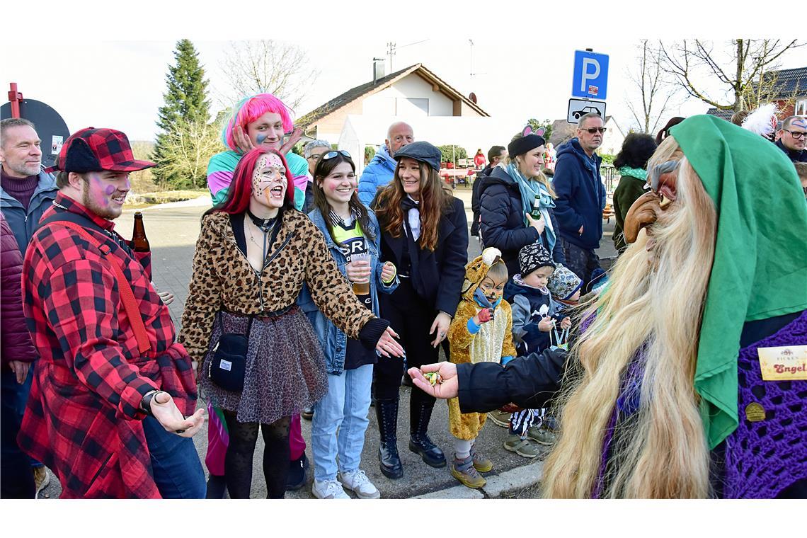 Wer den Narrenruf drauf hat bekommt die süße Belohnung. Faschingsumzug in Althüt...