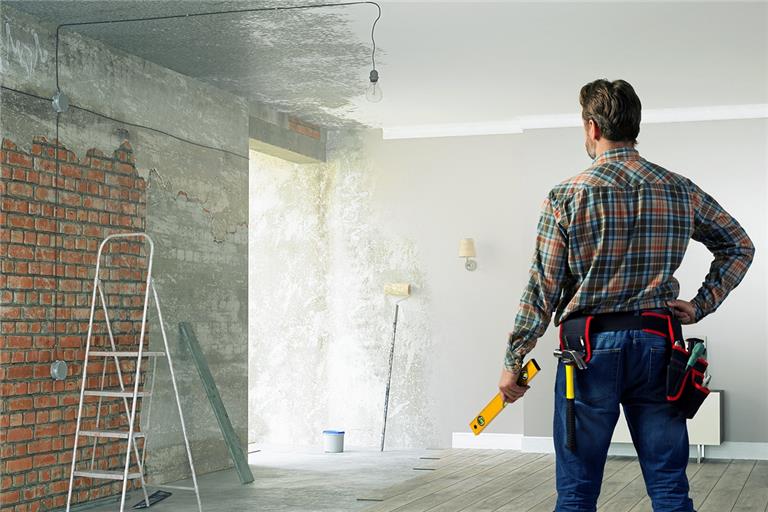 Wer derzeit einen Handwerker braucht, der muss warten können.Foto: Sergey Nivens/stock.adobe
