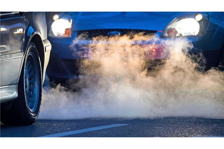 Wer die Umwelt mit seinem CO2-Ausstoß belastet wird schon jetzt zur Kasse gebeten. Ab 2027 gilt das auch für den Autoverkehr und das Heizen.