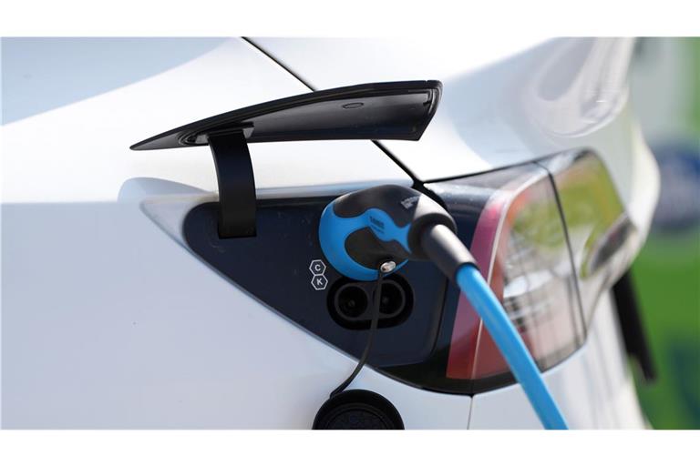 Wer E-Auto fährt, zahlt weniger CO2-Abgabe. Damit soll der Umstieg attraktiver werden.