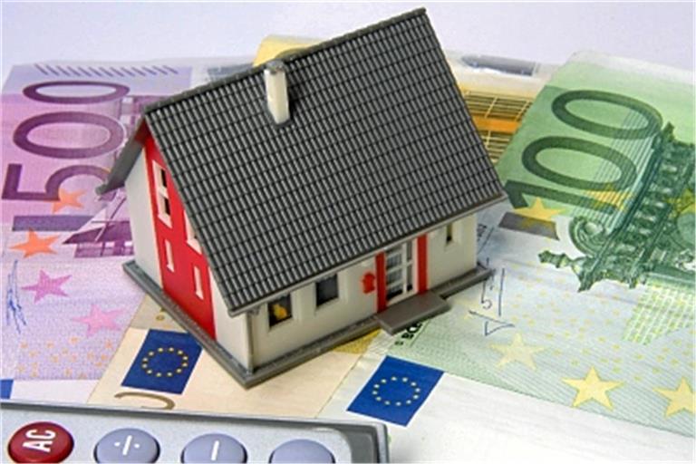 Wer eine Immobilie finanzieren möchte, muss wieder genauer rechnen.Foto: Thorben Wengert / pixelio.de