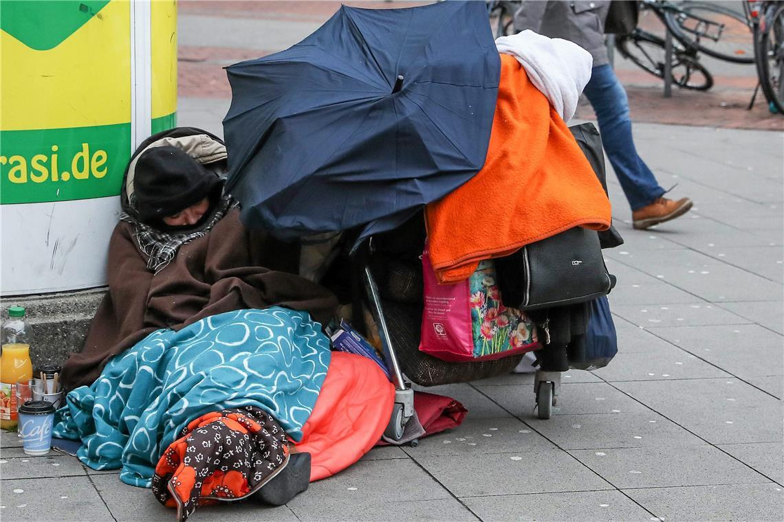 Wer eine verwahrloste Person kennt, kann eine Kontaktaufnahme des KKV anstoßen. Symbolfoto: Imago/localpic