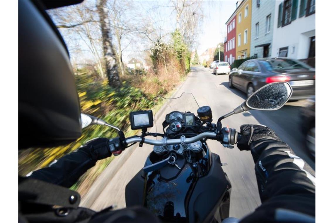 Autofahrer sollen ohne Prüfung aufs Motorrad dürfen Wer einen Auto-Führerschein hat, soll künftig leichte Motorräder - 125er genannt - auch ohne zusätzlichen Motorradführerschein fahren dürfen. Foto: Bernd von Jutrczenka