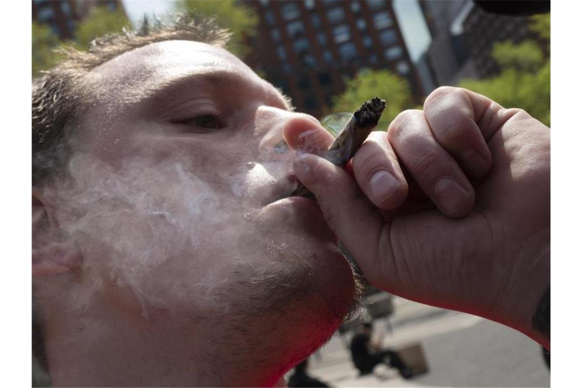 Wer einen Corona-Impfnachweis vorzeigt, erhält bei der „Joints for Jabs“-Aktion in New York einen kostenlosen Joint. Foto: Mark Lennihan/AP/dpa